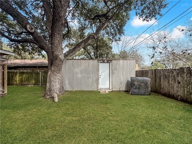Charming 3-bedroom, 2-bath home with a 2-car garage on Alice Municipal Golf Course in Texas - for sale on GolfHomes.com, golf home, golf lot