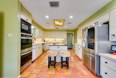 Well maintained, 4-bed, 3.5-bath home in Green Tree Country Club on Green Tree Country Club in Texas - for sale on GolfHomes.com, golf home, golf lot