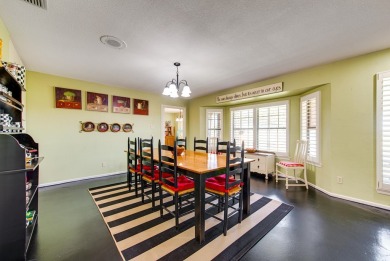 Well maintained, 4-bed, 3.5-bath home in Green Tree Country Club on Green Tree Country Club in Texas - for sale on GolfHomes.com, golf home, golf lot