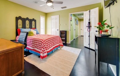 Well maintained, 4-bed, 3.5-bath home in Green Tree Country Club on Green Tree Country Club in Texas - for sale on GolfHomes.com, golf home, golf lot