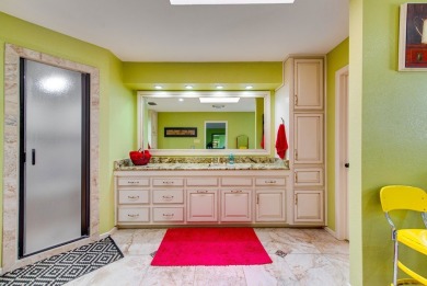 Well maintained, 4-bed, 3.5-bath home in Green Tree Country Club on Green Tree Country Club in Texas - for sale on GolfHomes.com, golf home, golf lot