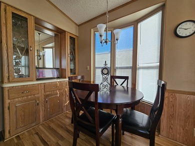 Welcome to this sparkling clean 2-bedroom, 2-bathroom home. The on Viewpoint Golf Resort in Arizona - for sale on GolfHomes.com, golf home, golf lot