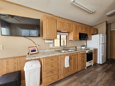 Welcome to this sparkling clean 2-bedroom, 2-bathroom home. The on Viewpoint Golf Resort in Arizona - for sale on GolfHomes.com, golf home, golf lot