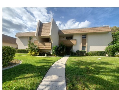 Light, bright, and UPDATED! Fantastic Punta Gorda Isles location on Saint Andrews South Golf Club in Florida - for sale on GolfHomes.com, golf home, golf lot