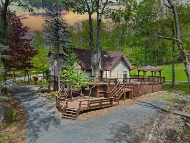 Situated on the golf course in Tanglwood Lakes, this stunning on Paupack Hills Golf and Country Club in Pennsylvania - for sale on GolfHomes.com, golf home, golf lot