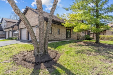 Welcome to this spacious townhouse. This expansive property on Poplar Creek Country Club in Illinois - for sale on GolfHomes.com, golf home, golf lot