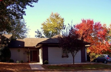 Welcome to this charming 2-bedroom, 2-bath home with a 2-car on Bella Vista - Metfield Golf Complex and Country Club in Arkansas - for sale on GolfHomes.com, golf home, golf lot