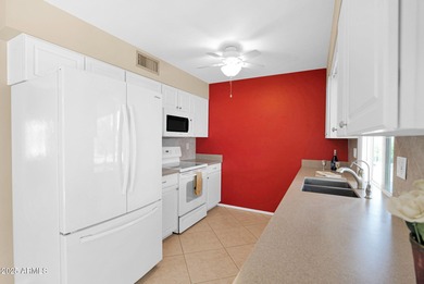 Don't miss it! CLEAN, freshly painted, well maintained,1-STORY on PalmBrook Country Club in Arizona - for sale on GolfHomes.com, golf home, golf lot