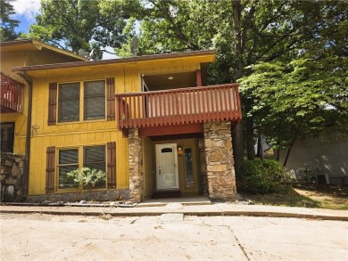 Nestled close to Dogwood Golf Course, this lovely end unit on Bella Vista Country Club and Golf Course in Arkansas - for sale on GolfHomes.com, golf home, golf lot