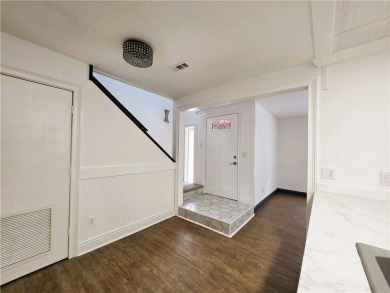 Nestled close to Dogwood Golf Course, this lovely end unit on Bella Vista Country Club and Golf Course in Arkansas - for sale on GolfHomes.com, golf home, golf lot