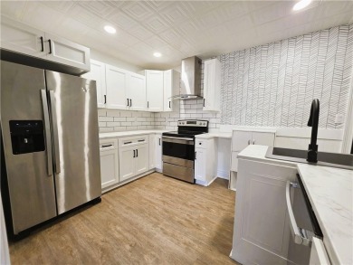 Nestled close to Dogwood Golf Course, this lovely end unit on Bella Vista Country Club and Golf Course in Arkansas - for sale on GolfHomes.com, golf home, golf lot