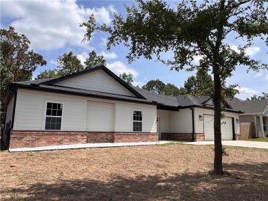 Great new construction built. 2 bed, 2 bath and an office/bonus on Bella Vista Country Club - Scottsdale in Arkansas - for sale on GolfHomes.com, golf home, golf lot