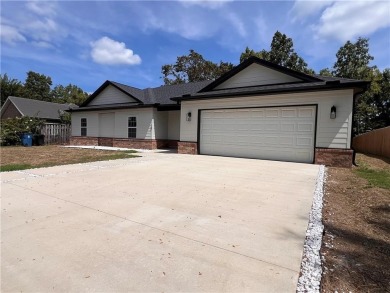 Great new construction built. 2 bed, 2 bath and an office/bonus on Bella Vista Country Club - Scottsdale in Arkansas - for sale on GolfHomes.com, golf home, golf lot