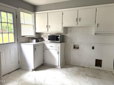 NEW TO THE MARKET IS THIS 3 BEDROOM, 2 BATH HOME JUST ONE BLOCK on Duncan Park Golf Course in Mississippi - for sale on GolfHomes.com, golf home, golf lot