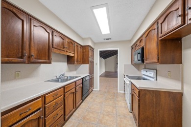 Spacious, freestanding garden home on 18th Fairway in Riverhill on Riverhill Country Club in Texas - for sale on GolfHomes.com, golf home, golf lot