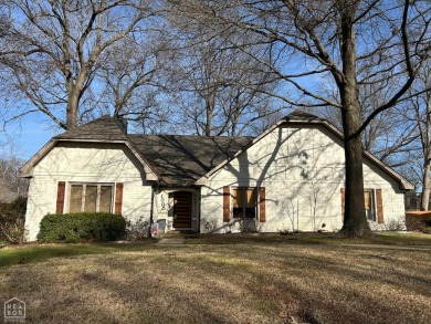 Beautiful one level home, 3 beds 2 baths in the prestigious on Jonesboro Country Club in Arkansas - for sale on GolfHomes.com, golf home, golf lot