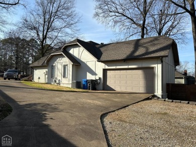 Beautiful one level home, 3 beds 2 baths in the prestigious on Jonesboro Country Club in Arkansas - for sale on GolfHomes.com, golf home, golf lot