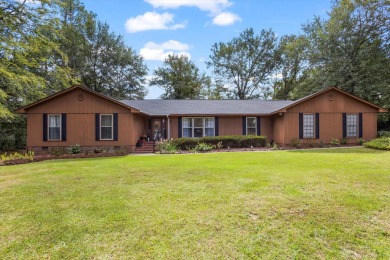 Welcome to one level living in golf course community Houndslake! on Houndslake Country Club in South Carolina - for sale on GolfHomes.com, golf home, golf lot