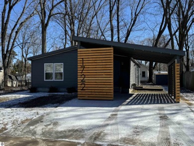 Recently updated 1990 manufactured home in the City of Midland on Midland Country Club in Michigan - for sale on GolfHomes.com, golf home, golf lot