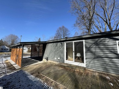 Recently updated 1990 manufactured home in the City of Midland on Midland Country Club in Michigan - for sale on GolfHomes.com, golf home, golf lot
