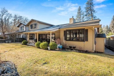 Welcome to life on the fairway.  Light-filled zero lot line on Spokane Country Club in Washington - for sale on GolfHomes.com, golf home, golf lot