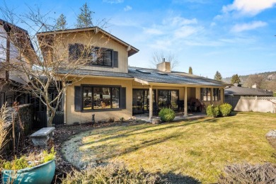 Welcome to life on the fairway.  Light-filled zero lot line on Spokane Country Club in Washington - for sale on GolfHomes.com, golf home, golf lot