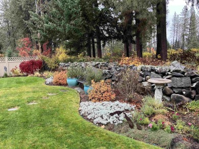 Welcome to life on the fairway.  Light-filled zero lot line on Spokane Country Club in Washington - for sale on GolfHomes.com, golf home, golf lot