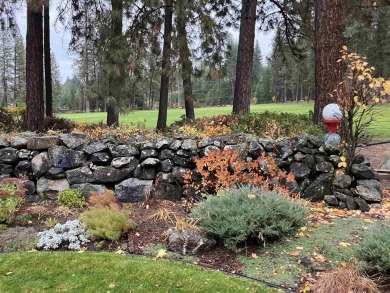 Welcome to life on the fairway.  Light-filled zero lot line on Spokane Country Club in Washington - for sale on GolfHomes.com, golf home, golf lot