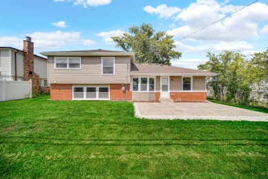 This just updated, upgraded and renovated HOME on tree lined on Ravisloe Country Club in Illinois - for sale on GolfHomes.com, golf home, golf lot