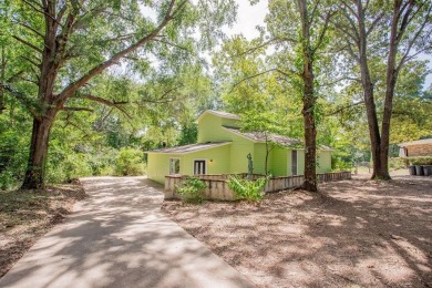 Welcome to this charming 2-bedroom, 2-bathroom home nestled in on Hide-A-Way Lake Golf Course in Texas - for sale on GolfHomes.com, golf home, golf lot