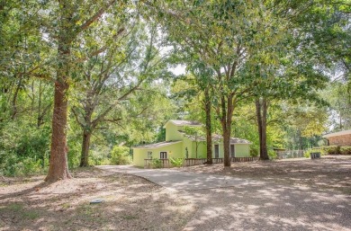 Welcome to this charming 2-bedroom, 2-bathroom home nestled in on Hide-A-Way Lake Golf Course in Texas - for sale on GolfHomes.com, golf home, golf lot