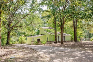 Welcome to this charming 2-bedroom, 2-bathroom home nestled in on Hide-A-Way Lake Golf Course in Texas - for sale on GolfHomes.com, golf home, golf lot
