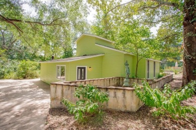 Welcome to this charming 2-bedroom, 2-bathroom home nestled in on Hide-A-Way Lake Golf Course in Texas - for sale on GolfHomes.com, golf home, golf lot