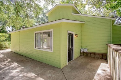 Welcome to this charming 2-bedroom, 2-bathroom home nestled in on Hide-A-Way Lake Golf Course in Texas - for sale on GolfHomes.com, golf home, golf lot