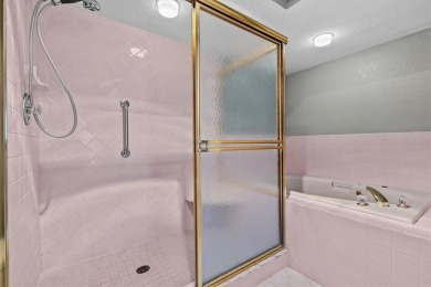 NTASTIC VALUE! LOWEST PRICED VILLA IN GREEN DOLPHIN! Great one on Tarpon Springs Golf Course in Florida - for sale on GolfHomes.com, golf home, golf lot