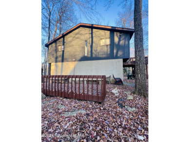 Come check out this UPDATED COZY CHALET/Raised Ranch with a on Pocono Farms Country Club in Pennsylvania - for sale on GolfHomes.com, golf home, golf lot
