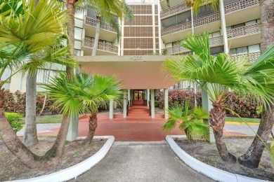 Spacious 2 bed, 2 bath condo with a private balcony and golf on Inverrary Country Club in Florida - for sale on GolfHomes.com, golf home, golf lot