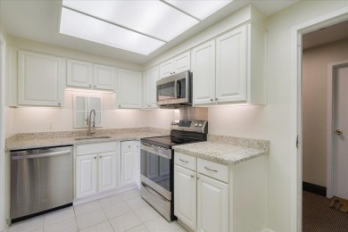 Beautiful condo in centrally located East Memphis! Updated with on Chickasaw Country Club in Tennessee - for sale on GolfHomes.com, golf home, golf lot