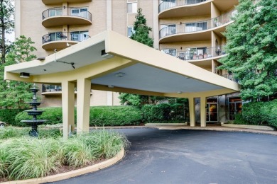 Beautiful condo in centrally located East Memphis! Updated with on Chickasaw Country Club in Tennessee - for sale on GolfHomes.com, golf home, golf lot