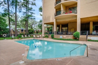 Beautiful condo in centrally located East Memphis! Updated with on Chickasaw Country Club in Tennessee - for sale on GolfHomes.com, golf home, golf lot