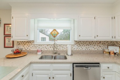 Well maintained and updated Houndslake Villa. Charming 2 BR, 2 on Houndslake Country Club in South Carolina - for sale on GolfHomes.com, golf home, golf lot