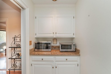 Well maintained and updated Houndslake Villa. Charming 2 BR, 2 on Houndslake Country Club in South Carolina - for sale on GolfHomes.com, golf home, golf lot