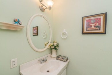 Well maintained and updated Houndslake Villa. Charming 2 BR, 2 on Houndslake Country Club in South Carolina - for sale on GolfHomes.com, golf home, golf lot