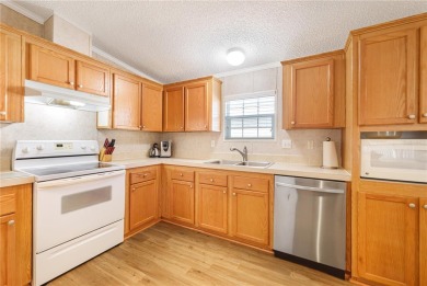3 BEDROOM SPLIT FLOOR PLAN, loads of sunlight, super clean!!! on Maple Leaf Golf and Country Club in Florida - for sale on GolfHomes.com, golf home, golf lot