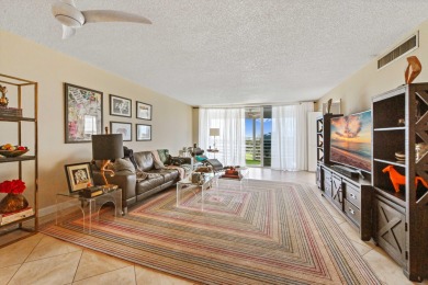 Motivated Seller - Beautifully updated 3/2 corner unit with on Palm-Aire Country Club and Resort - Palms in Florida - for sale on GolfHomes.com, golf home, golf lot