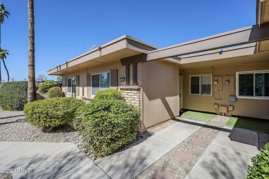 Lovely 2-bedroom, 2-bathroom, 1.5 car garage end unit in Lipan on Sun City Lakes West and East in Arizona - for sale on GolfHomes.com, golf home, golf lot