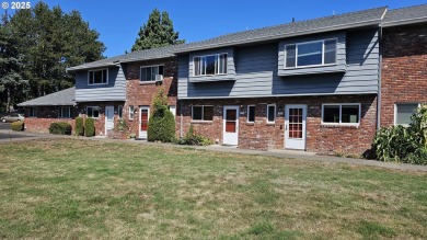Wonderful property with air conditioning and a swimming pool on Gresham Golf Course in Oregon - for sale on GolfHomes.com, golf home, golf lot