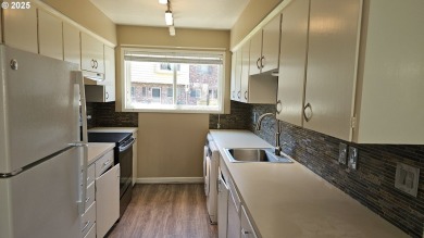 Wonderful property with air conditioning and a swimming pool on Gresham Golf Course in Oregon - for sale on GolfHomes.com, golf home, golf lot