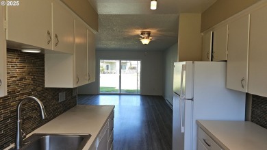 Wonderful property with air conditioning and a swimming pool on Gresham Golf Course in Oregon - for sale on GolfHomes.com, golf home, golf lot