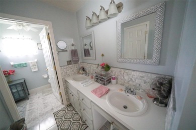 Charming, Cozy & Comfortable Home For Sale in Spruce Creek South on The Links of Spruce Creek in Florida - for sale on GolfHomes.com, golf home, golf lot